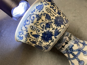 Un bol sur piedouche en porcelaine de Chine en bleu et blanc, marque et &eacute;poque de Qianlong